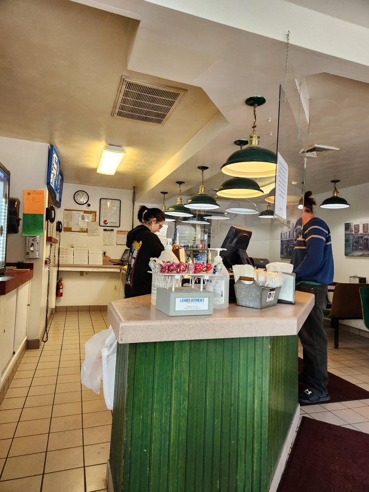 Nino's Pizzeria interior